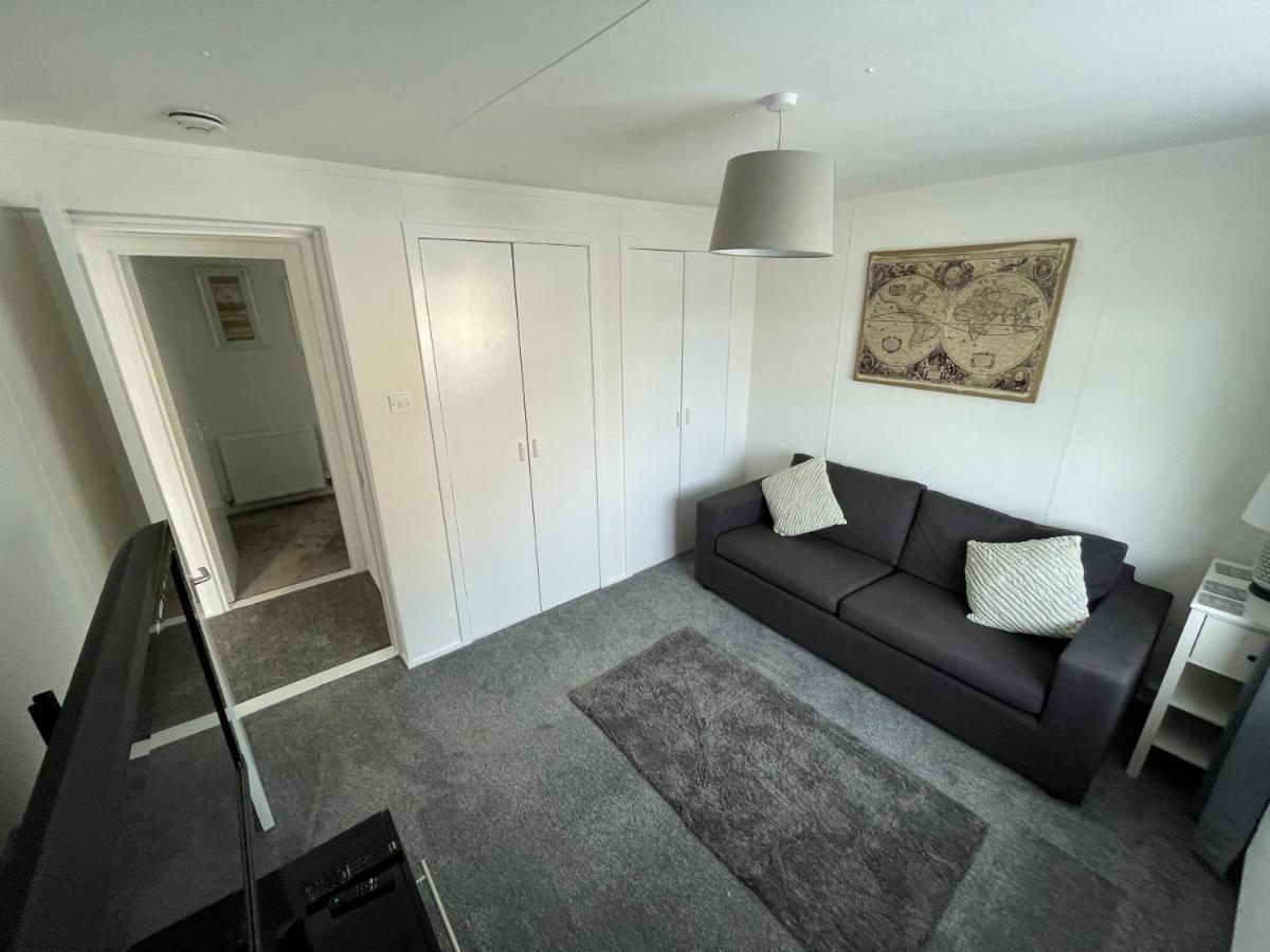1-Bedroom Semi-detached Chalet in Uddingston, Glasgow Exterior foto