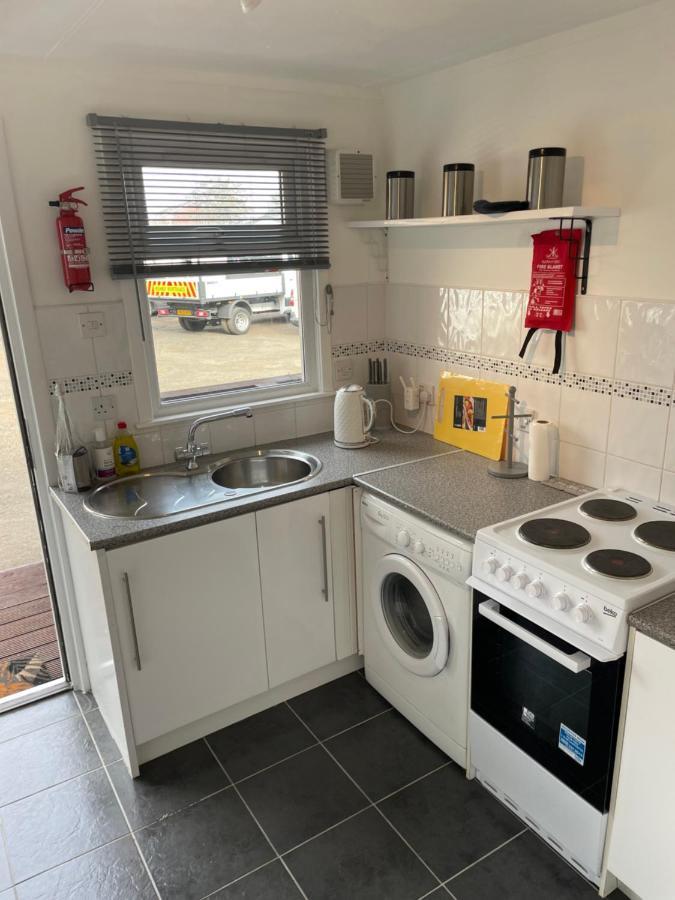 1-Bedroom Semi-detached Chalet in Uddingston, Glasgow Exterior foto
