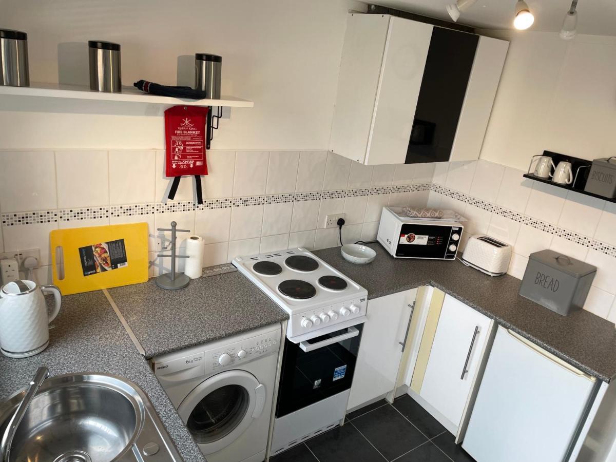 1-Bedroom Semi-detached Chalet in Uddingston, Glasgow Exterior foto